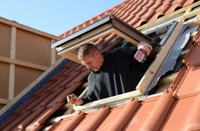 Pose de fenêtres de toit Velux à Commeny